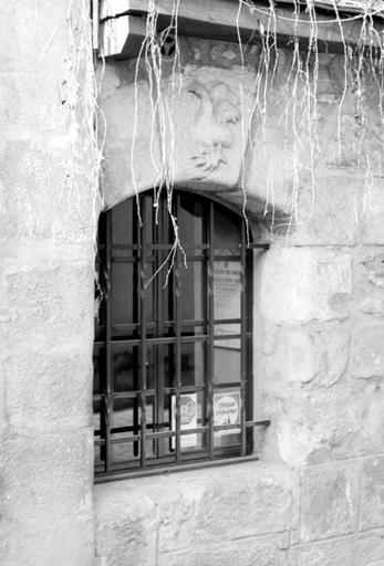 Baie ornée d'un coq, en remploi sur la façade de l''auberge Vaugrain', 5 rue de la Vannerie. Vue d'ensemble