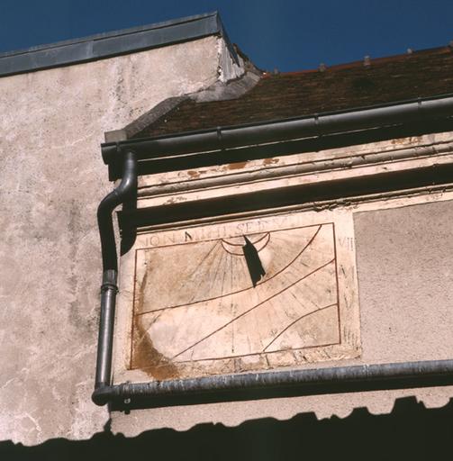 Cadran solaire, sur la cour du 17, rue du Presbytère. Cet immeuble présente une disposition en L avec porte cochère et escalier ancien (rampe en ferronnerie au premier niveau, balustres en bois au second).