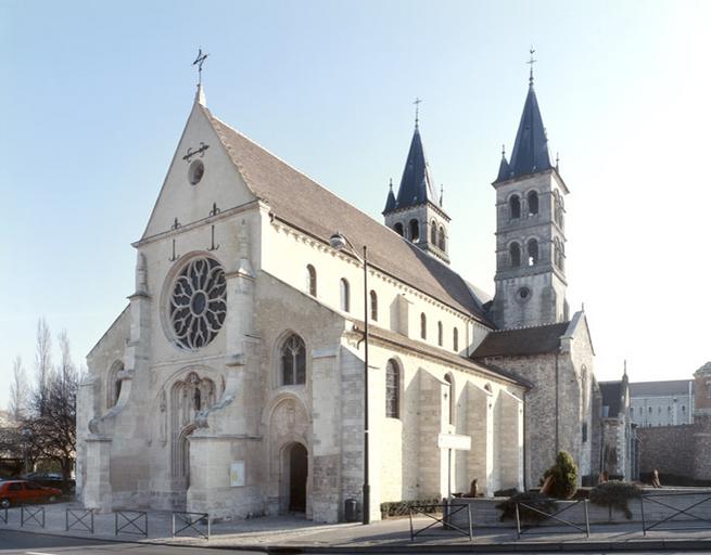 Vue d'ensemble, depuis le sud-ouest, en 2006 (après la campagne de restauration de la nef par J. Moulin).