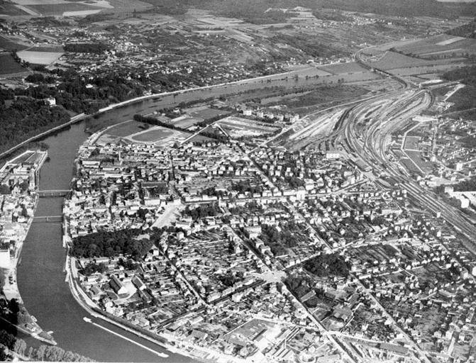 Vue aérienne : la rive sud.