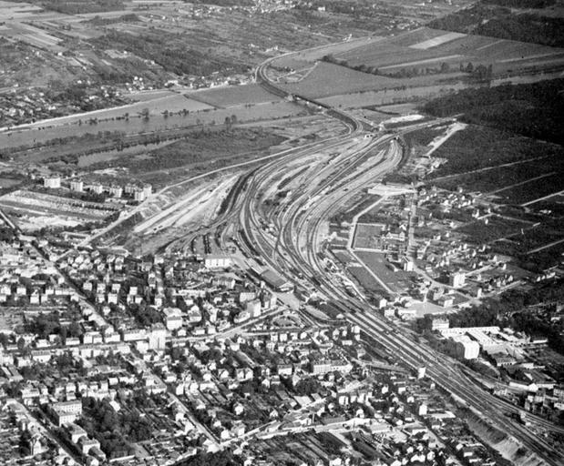 Vue aérienne de la rive sud, détail : la partie sud-est de la commune, avec la gare, le chemin de fer, la Seine. On reconnaît la cité des cheminots et le cimetière sud (vers le fond à gauche), la brasserie Gruber et le lotissement de l'Ermitage (à droite).