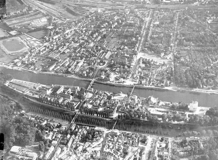 Vue aérienne de l'île Saint-Etienne et de la rive sud (depuis le nord).