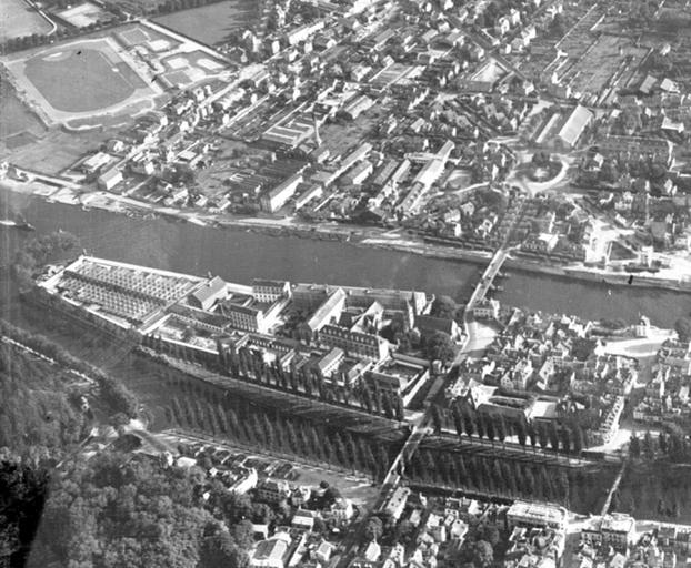 Vue aérienne de l'île Saint-Etienne et de la rive sud, détail de la partie est : la maison centrale de détention et le lotissement des casernes Augereau. On reconnaît notamment : l'usine Baumann et l'usine Vernin.