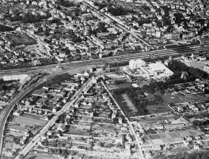 Vue aérienne de Melun depuis le sud-ouest, détail : la voie ferrée et la brasserie Gruber. Au premier plan, la commune de Dammarie-lès-Lys.