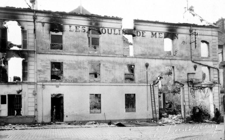 La façade de la minoterie, après son bombardement pendant la Seconde guerre mondiale.