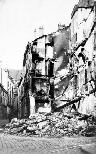 Les bombardements de la Seconde guerre mondiale : immeuble détruit, rue du Presbytère.