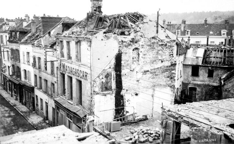 La rue René-Pouteau : immeuble détruit par les bombardements lors de la Seconde guerre mondiale.