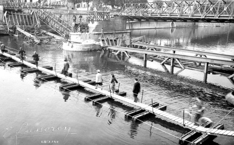 Passerelle provisoire établie sur le bras sud de la Seine pendant la Seconde guerre mondiale.