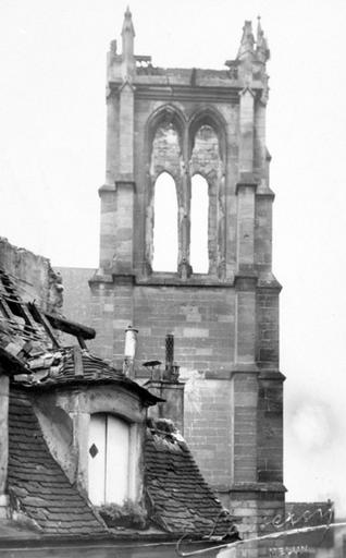 Le clocher après son bombardement.