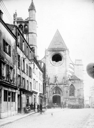 L'église après son bombardement lors de la Seconde guerre mondiale, vue depuis l'ouest.