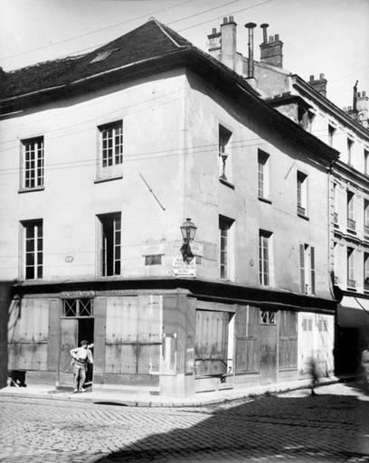 Maison du XVIIe siècle, à l'angle de la rue de l'hôtel-de-ville (aujourd'hui rue Paul-Doumer) et de la rue du Palais-de-Justice (actuelle rue du Général-De-Gaulle), aujourd'hui disparue (emplacement du magasin 'Point Ravail'). Vue d'ensemble.