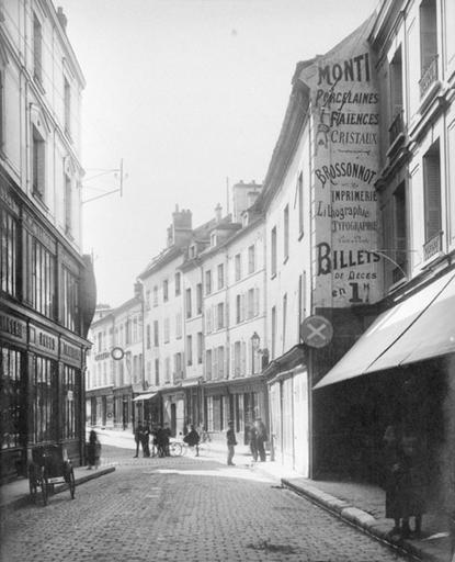 Vue de la rue de l'Hôtel-de-ville (aujourd'hui rue Paul-Doumer) et de la rue Carnot. Au premier plan à gauche, la façade nord du grand magasin 'Au Coin Musard' (reconstruit après la Seconde guerre mondiale).