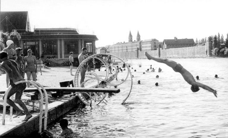 Le plongeoir et le restaurant, vus de l'est. A droite, l'île Saint-Etienne avec la maison centrale de détention.