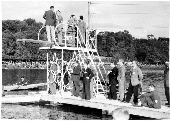 Arbitrage d'une compétition nautique depuis le plongeoir de la Plage (aujourd'hui disparu).