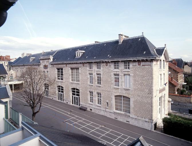 Façade sur cour de l'école primaire, vue depuis l'école maternelle.