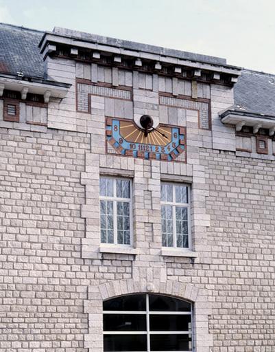 Travée centrale de la façade sud de l'école primaire (donnant sur la cour de récréation), avec son cadran solaire.