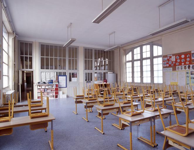 Vue intérieure : une salle de classe.