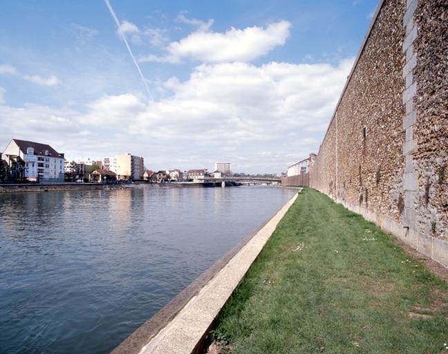 Le mur d'enceinte de la maison centrale, côté sud, et le quai de l'île Saint-Etienne le long du grand bras de la Seine.