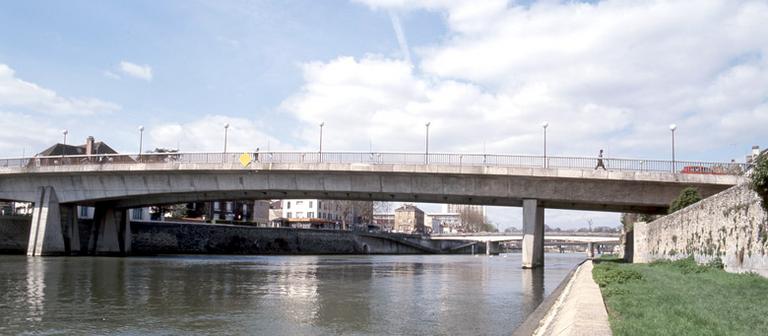 Le pont Notre-Dame vu de l'amont, depuis l'île Saint-Etienne.