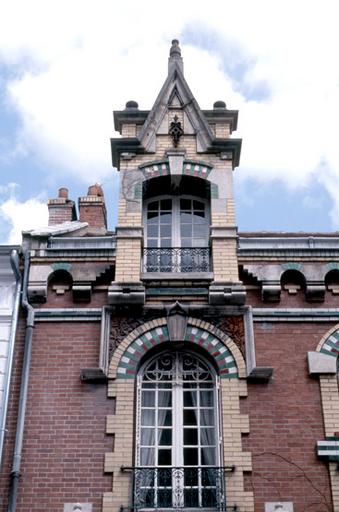 Détail de la façade, avec sa lucarne à fronton d'inspiration néo-gothique.