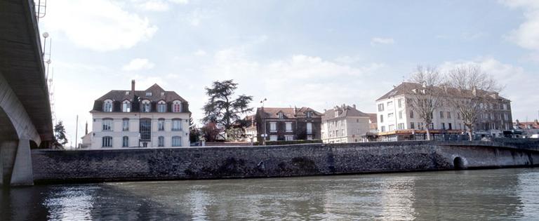 Le quai du Maréchal-Joffre, à l'aval du pont Notre-Dame.