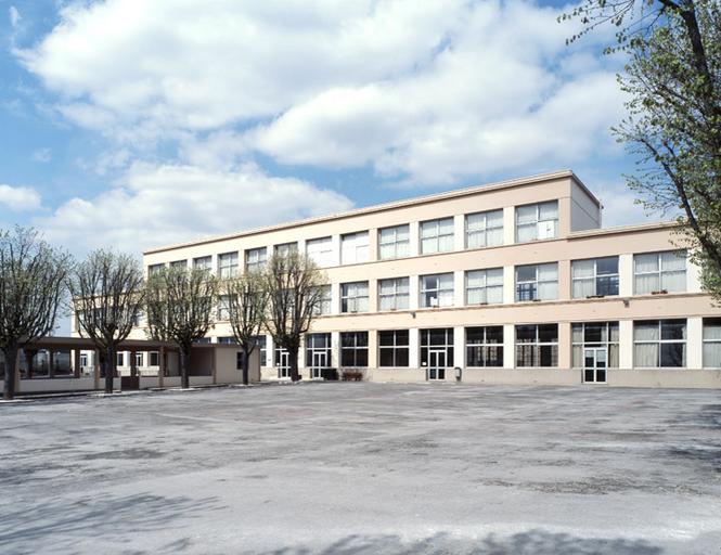 L'école primaire : la façade donnant sur la cour de récréation (élévation sud).