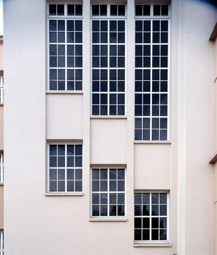L'école primaire : détail des baies de l'escalier, sur la façade arrière.