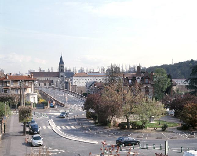 Panorama sur la place Chapu, le pont Notre-Dame et l'île Saint-Etienne, depuis l'école.