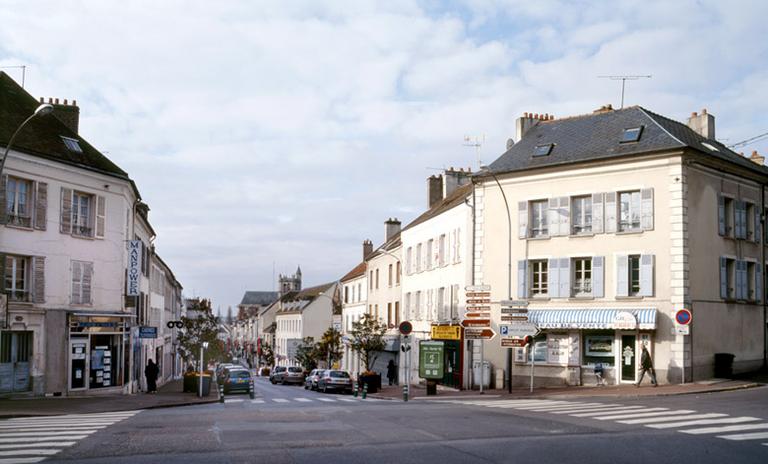 Vue de la rue du Général de Gaulle, à son carrefour avec les rues Bancel et Saint-Louis. Les deux pans coupés résultent de l'application du projet de lotissement de l'époque révolutionnaire.