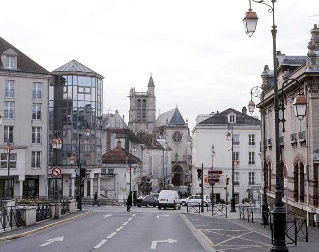 La rue Saint-Barthélemy et la place Porte-de-Paris, au premier plan. Au fond, la rue Carnot et l'église Saint-Aspais.