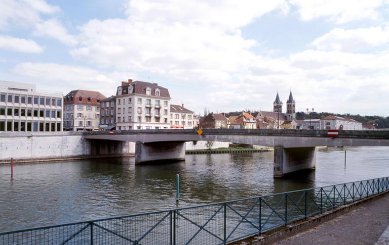 Le pont Leclerc et l'île Saint-Etienne, vus depuis la rive sud.