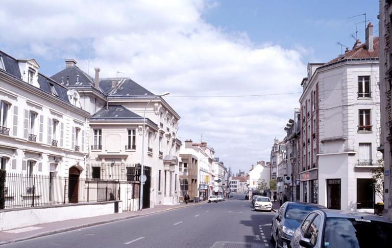 La rue Saint-Ambroise, axe central du quartier, vue du sud. A gauche, la Banque de France.