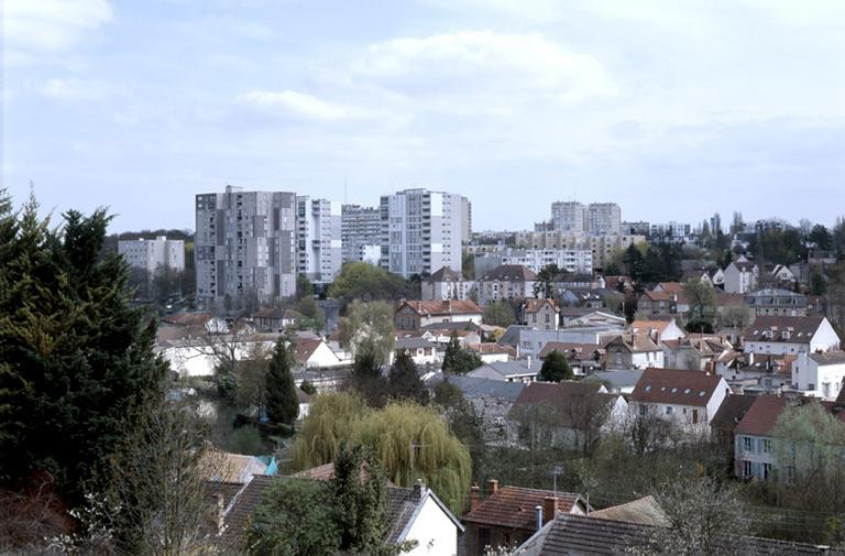 Panorama sur la vallée et la ZUP de l'Almont, depuis l'école Pasteur.