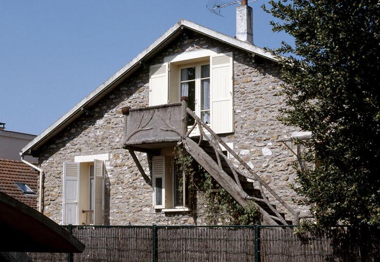 Pavillon, 1 rue des Mariniers : façade du pavillon avec escalier extérieur et balcon en ciment moulé imitant le bois.