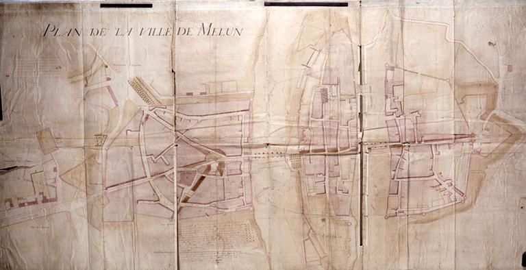 'Plan de la ville de Melun avec les alignements et embellissements projetés'. Ce plan établi par les Ponts-et-Chaussées fait figurer deux projets d'urbanisme : celui approuvé par Trudaine en 1765 et celui proposé dans les années 1770 par Perronet.