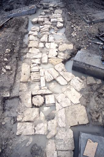 Fouilles archéologiques sur le chantier de la médiathèque : le castrum du Bas-Empire, vue d'ensemble depuis le nord.