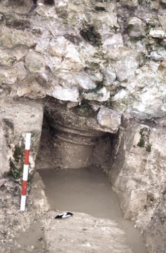 Fouilles archéologiques sur le chantier de la médiathèque : le castrum du Bas-Empire, colonne en remploi dans le rempart.