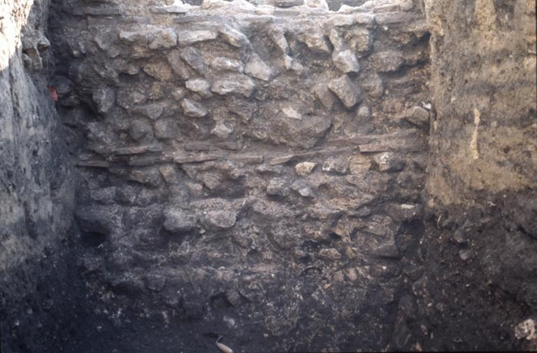 Fouilles archéologiques sur le chantier de la médiathèque : le castrum du Bas-Empire, parement intérieur du rempart.