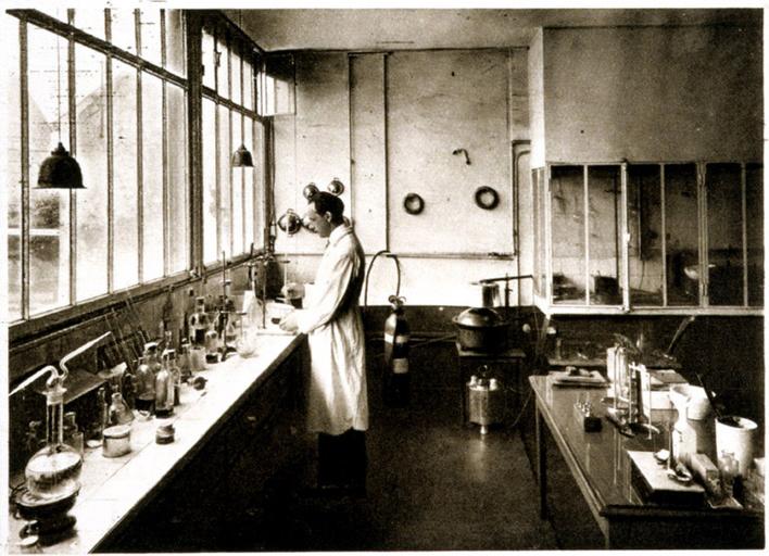 Laboratoire de fabrication et contôle des produits irradiés. Plaquette éditée par les Laboratoires galéniques Vernin vers 1930, page 17.