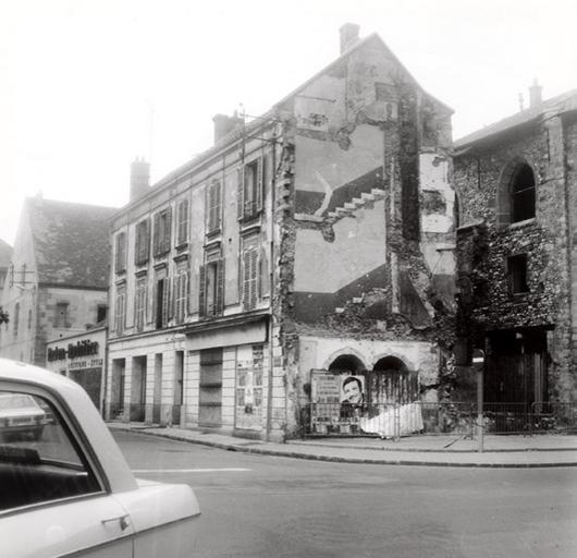 Etat du prieuré vers 1970 : les vestiges de l'aile orientale du cloître sont en cours de dégagement de l'immeuble construit au 19e siècle, rue Saint-Sauveur.