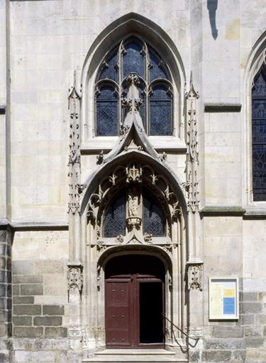 La façade orientale, sur la rue Saint-Aspais : le portail nord.