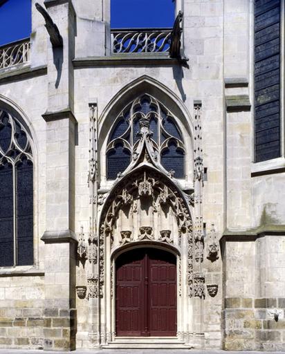 La façade orientale, sur la rue Saint-Aspais : le portail sud.