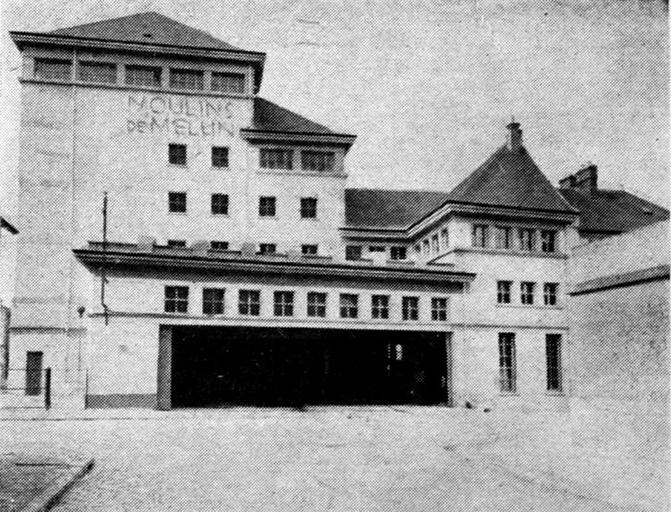 La façade, sur la rue du Château.