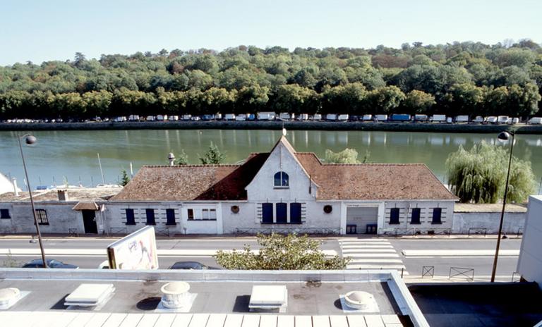 Plage artificielle sur la Seine. Façade du bâtiment sur la rue, vue depuis le toit de la piscine municipale.