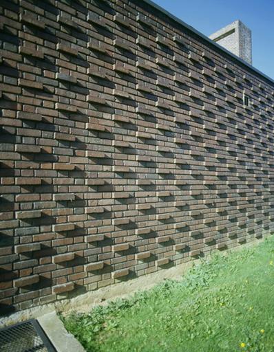 La façade sur rue : détail de la mise en oeuvre des briques.