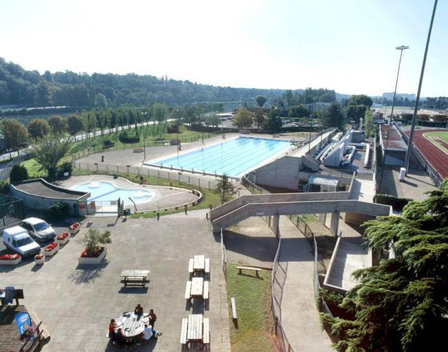 Vue d'ensemble des bassins découverts, depuis le toit de la piscine couverte.