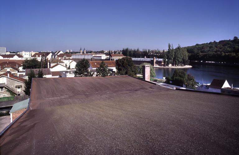 La piscine couverte : vue du toit-terrasse des bassins, avec panorama sur la ville et l'île Saint-Etienne.
