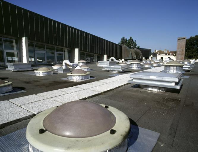 La piscine couverte : le toit-terrasse des vestiaires, avec ses bouches d'aération.