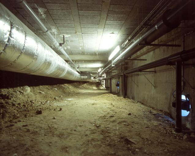 La piscine couverte : galerie de circulation souterraine, le long des cuves des bassins.