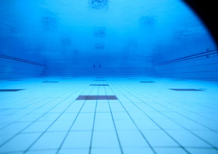 La piscine couverte : le fond du bassin, vu depuis l'un des regards en forme de hublot ménagés au sous-sol.